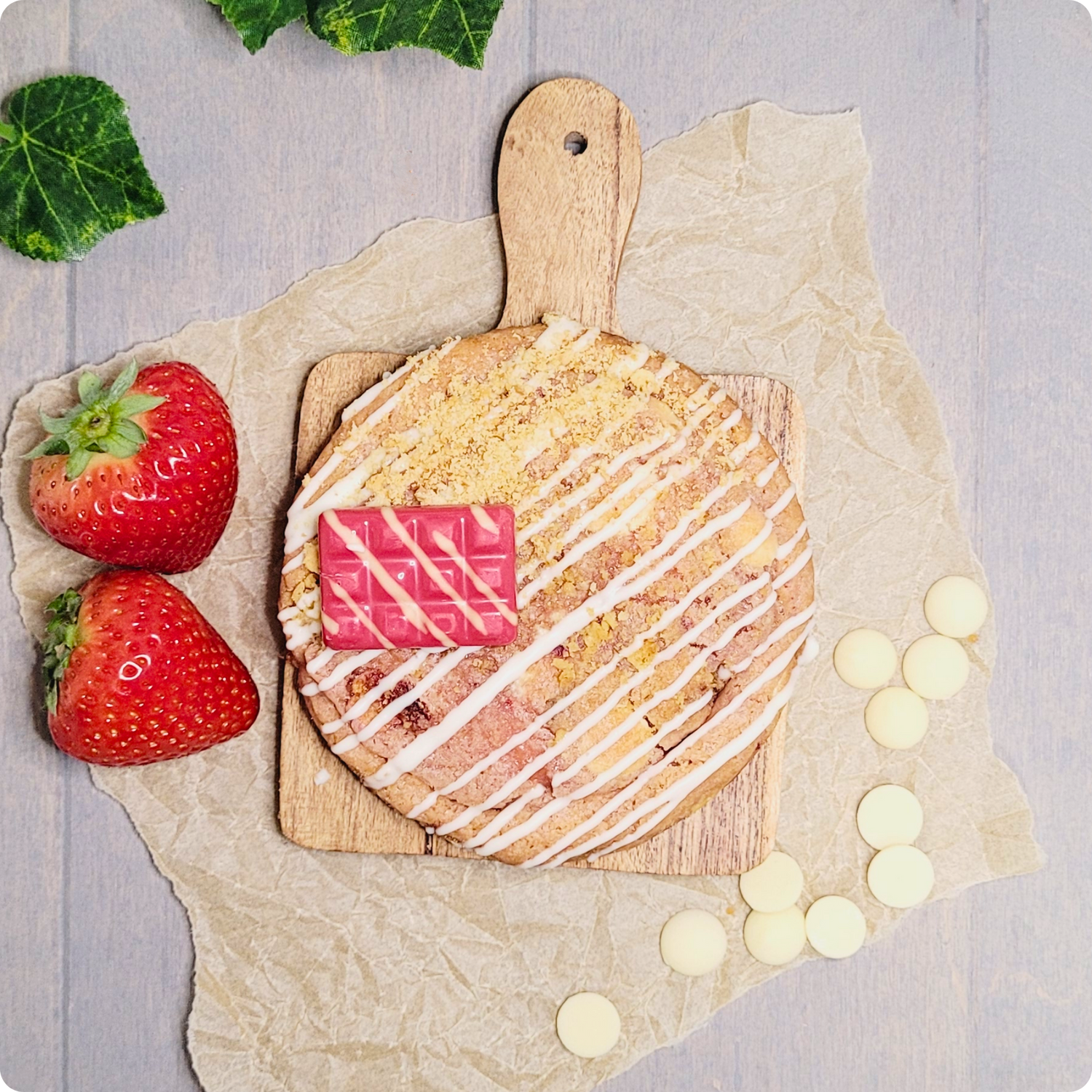 Bovenaanzicht van Strawberry Cheesecake Cookie met knapperige rand, crumble en swirl van witte chocolade