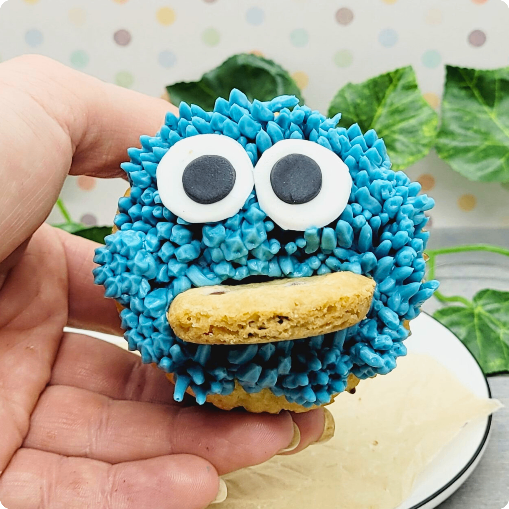Detail van vanillecupcake met blauwe botercrème en koekje, geïnspireerd op Sesamstraat.