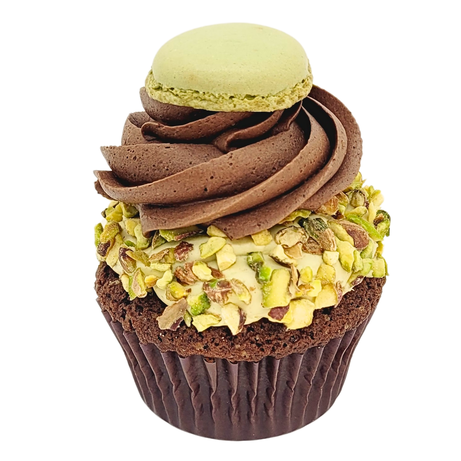 Luxe chocoladecupcake met pistachecrème en knapperige kadayif, afgewerkt met een macaron