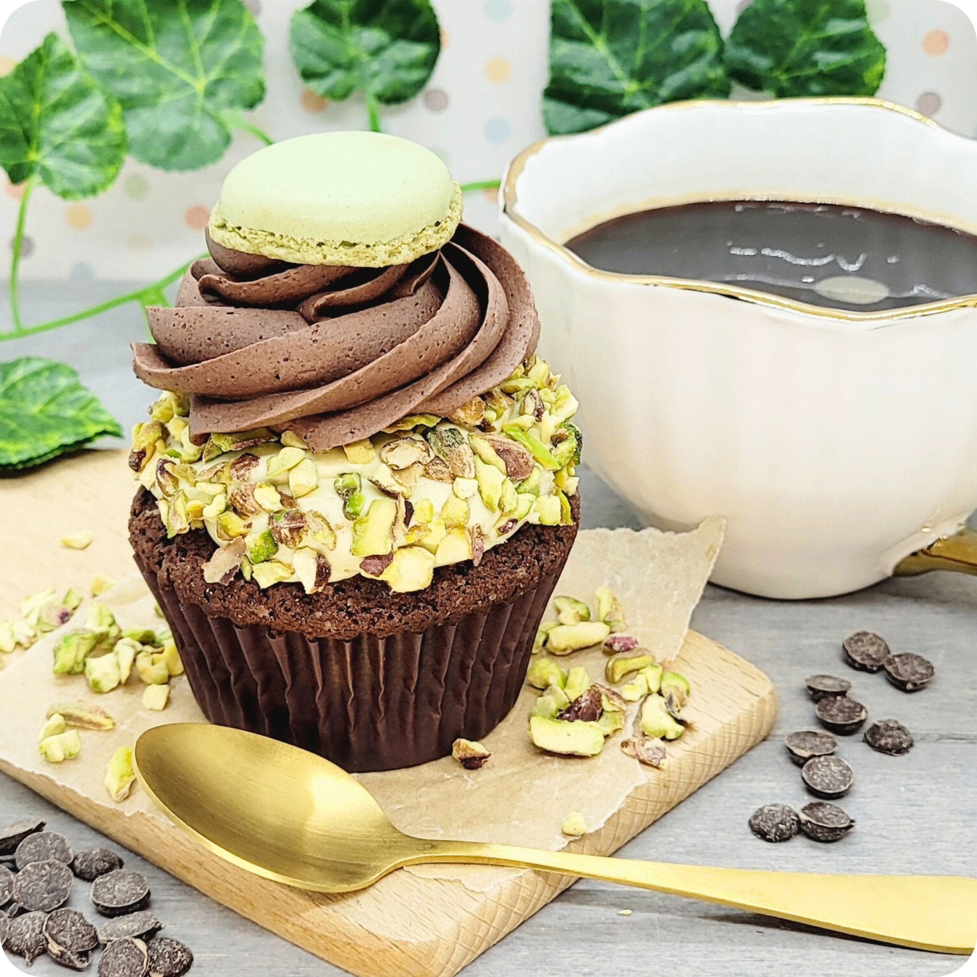 Handgemaakte Dubai Cupcake geserveerd op een bord met een kopje koffie, perfect voor een verwenmoment.
