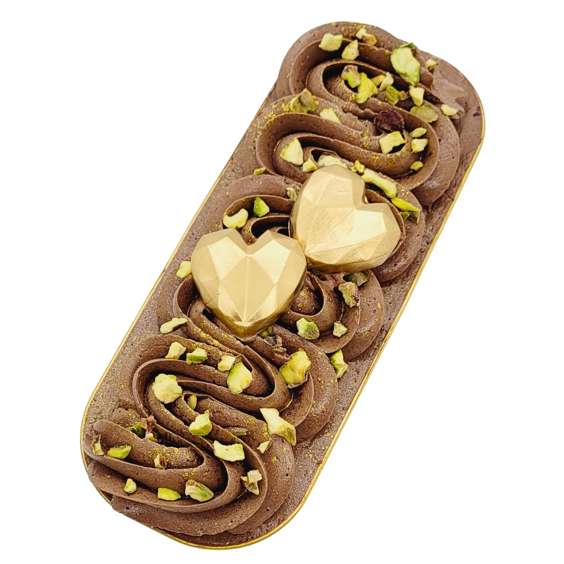 Exclusieve chocoladecake met pistache en knapperige kadayif, afgewerkt met gouden hartjes