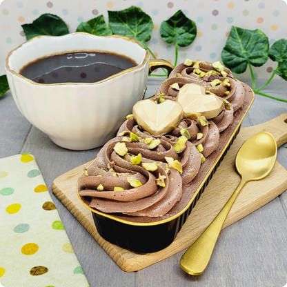 Chocoladecake gevuld met pistachecrème en een knapperige laag kadayif, afgewerkt met een gouden touch.