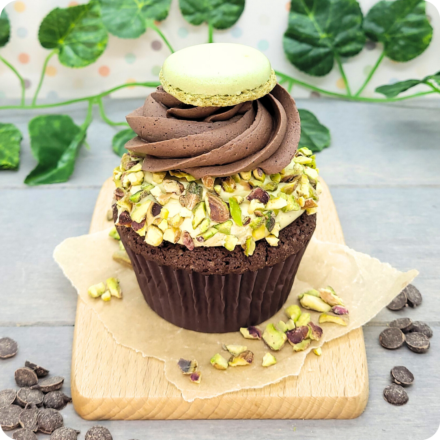 Close-up van de Dubai Cupcake met zichtbare lagen pistachecrème, chocolade & krokante kadayif.