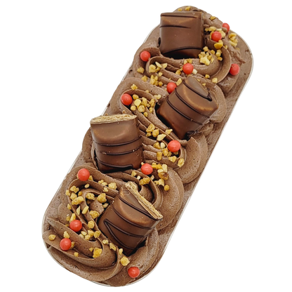 Romige Kinder Bueno Mini Cake met knapperige topping, vers gebakken en met liefde gemaakt.