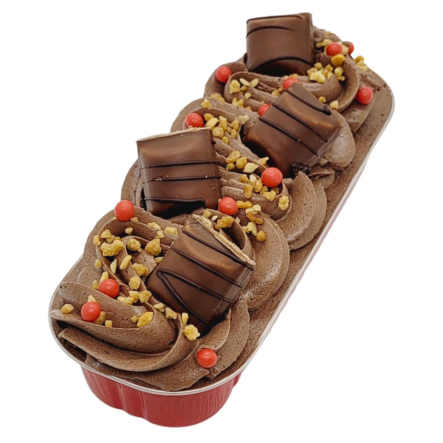 Luchtige vanillecake met hazelnootcrème en stukjes Kinder Bueno bovenop een romige chocoladetopping
