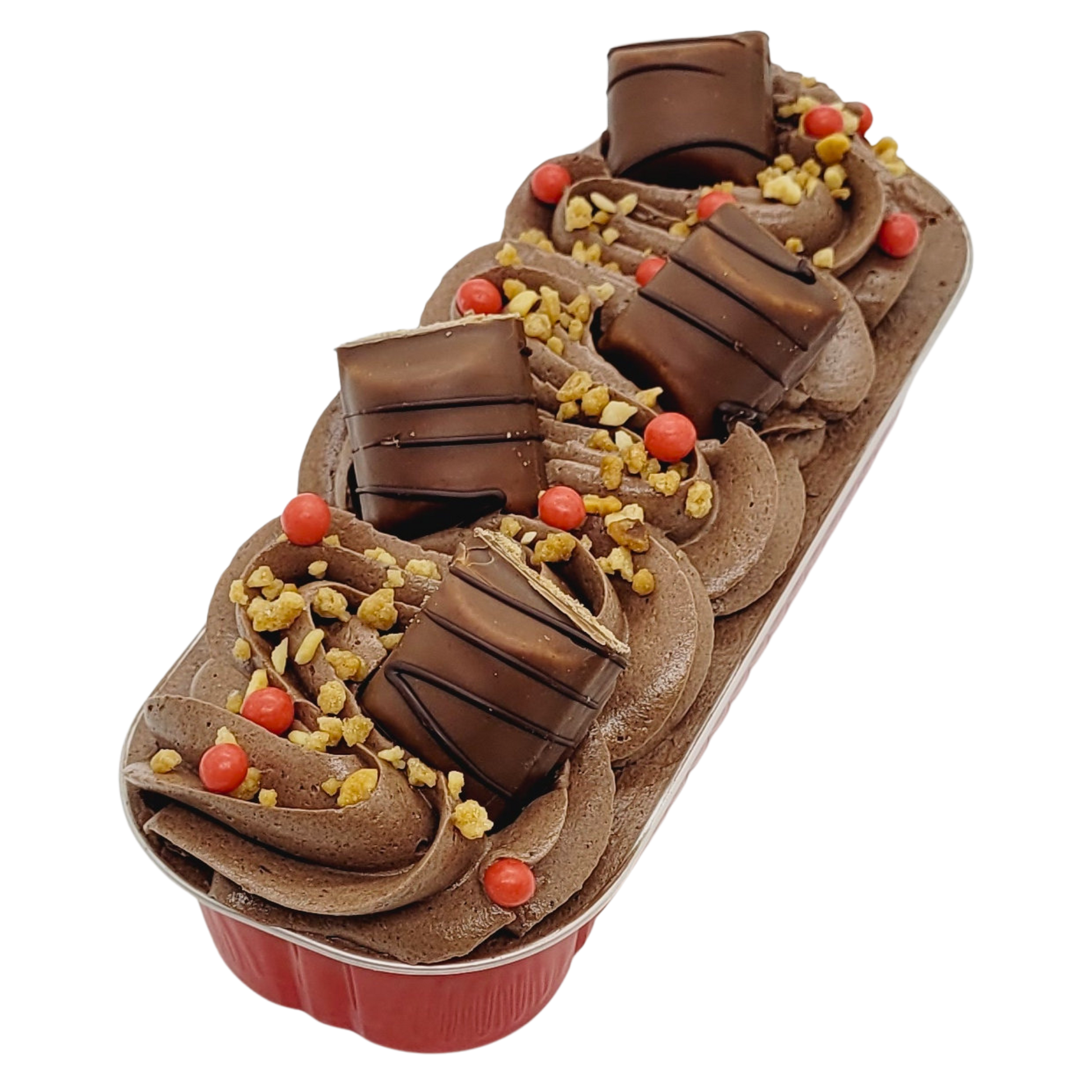 Luchtige vanillecake met hazelnootcrème en stukjes Kinder Bueno bovenop een romige chocoladetopping