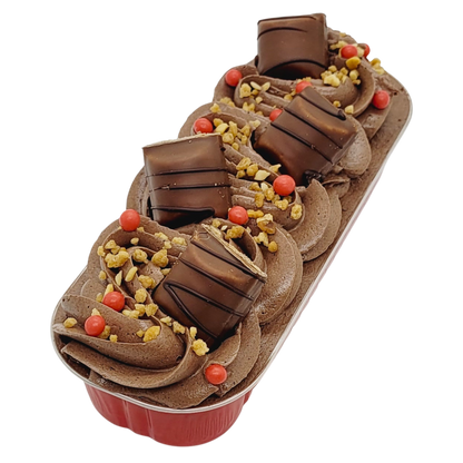 Luchtige vanillecake met hazelnootcrème en stukjes Kinder Bueno bovenop een romige chocoladetopping