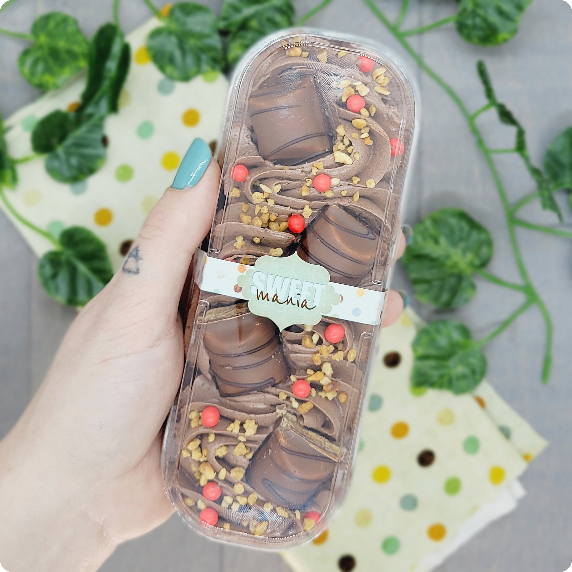 Een ambachtelijke mini cake met Belgische chocolade en hazelnoot, vers bereid in Oost-Vlaanderen.
