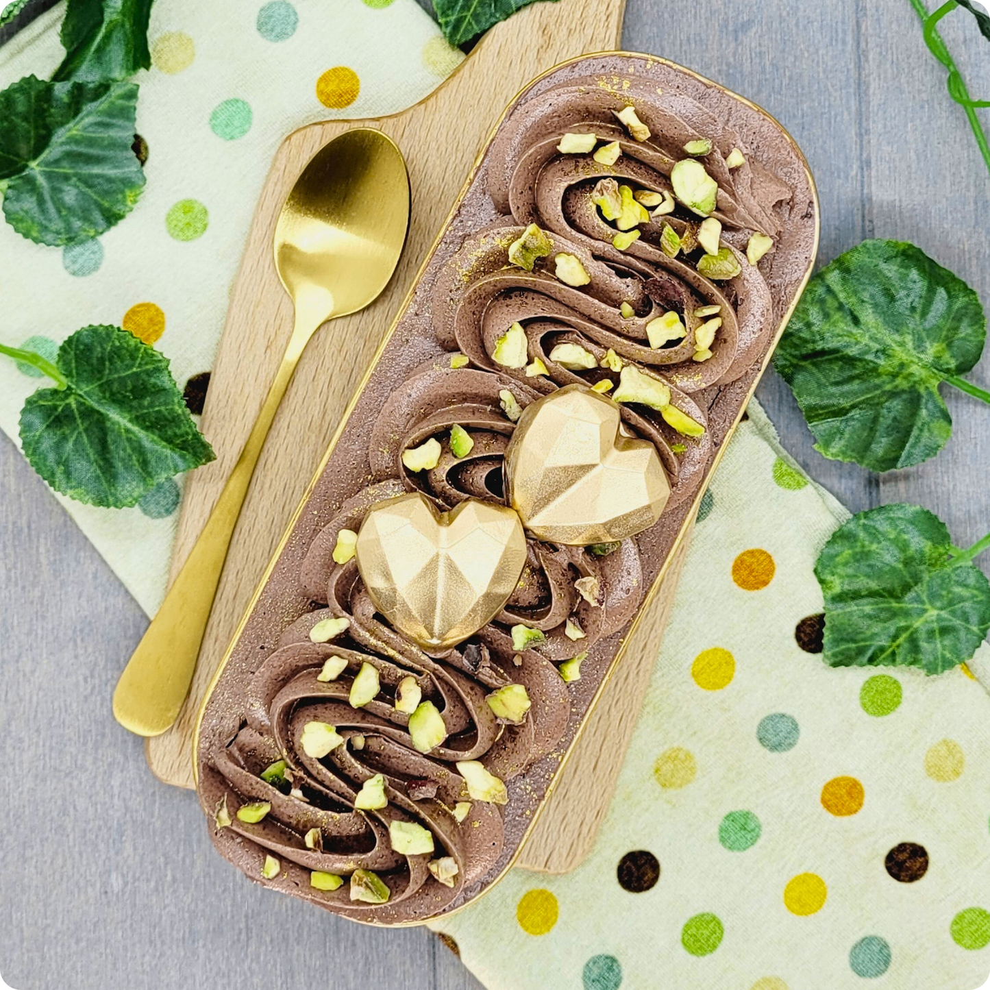 Handgemaakte chocolade mini cake, afgewerkt met Swiss Meringue Buttercream en eetbaar goud
