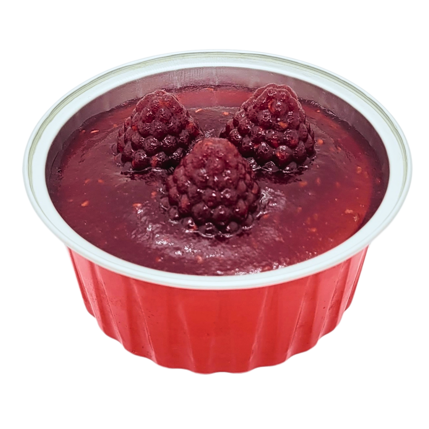 Bovenaanzicht van een mini New York cheesecake in een rood bakje met frambozen gelée