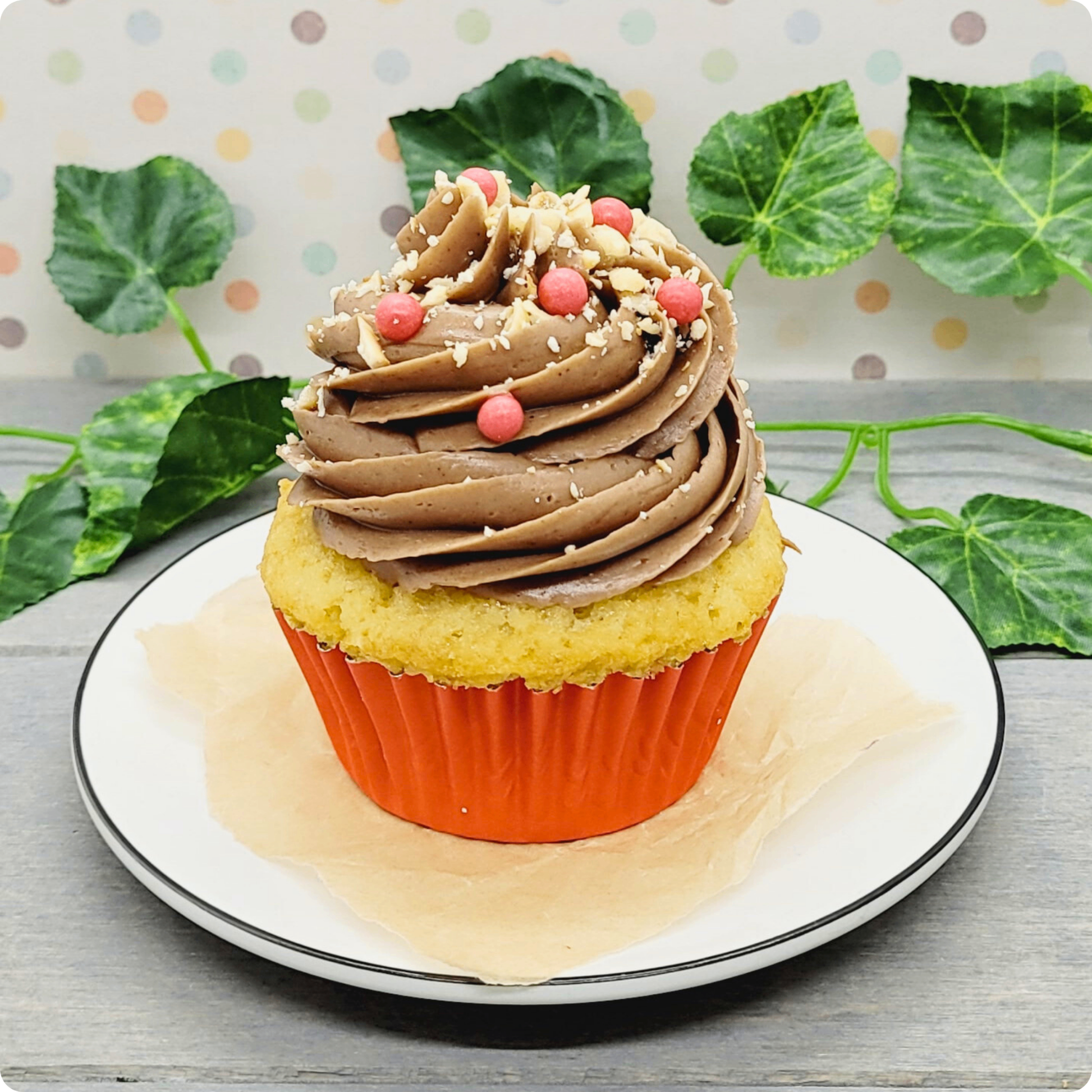 Close-up van Nutella Cupcake met botercrème en crunchy hazelnoten.