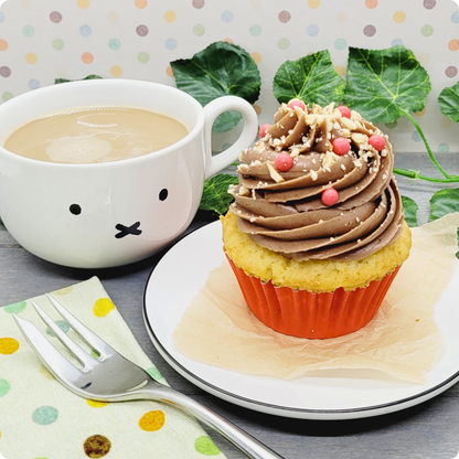 Nutella Cupcake geserveerd op een bord met koffie, de ultieme zoete traktatie.