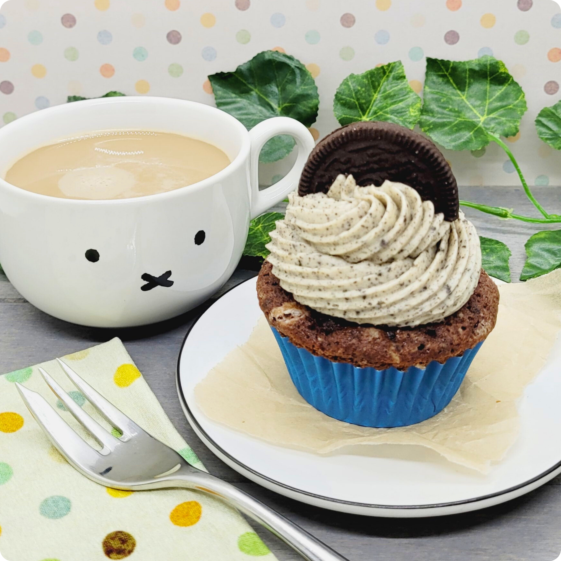 Oreo Cupcake geserveerd op een bord met een kopje koffie, een perfecte zoete traktatie.