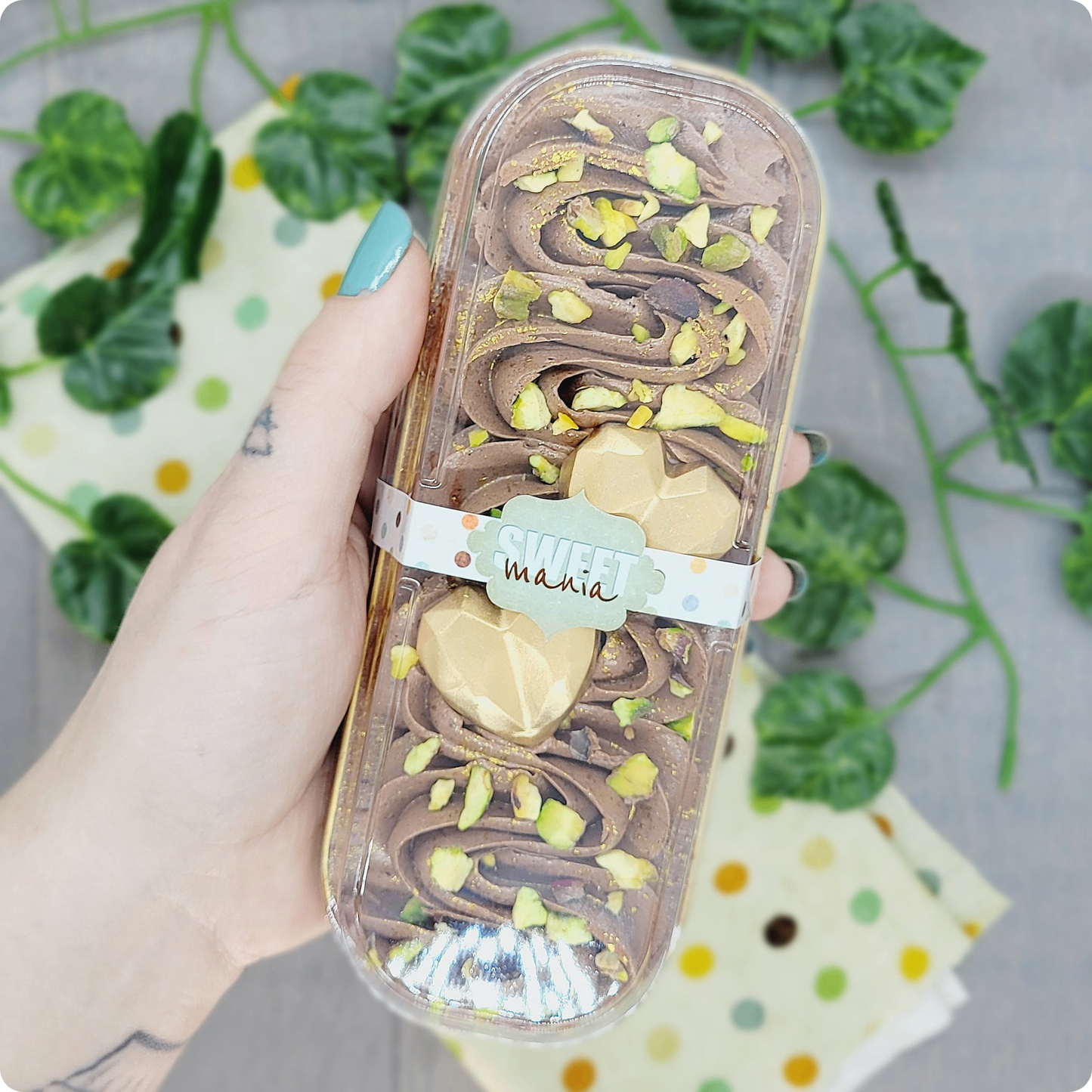 Ambachtelijke mini cake met Belgische Callebaut-chocolade en pistachenoten, vers bereid.