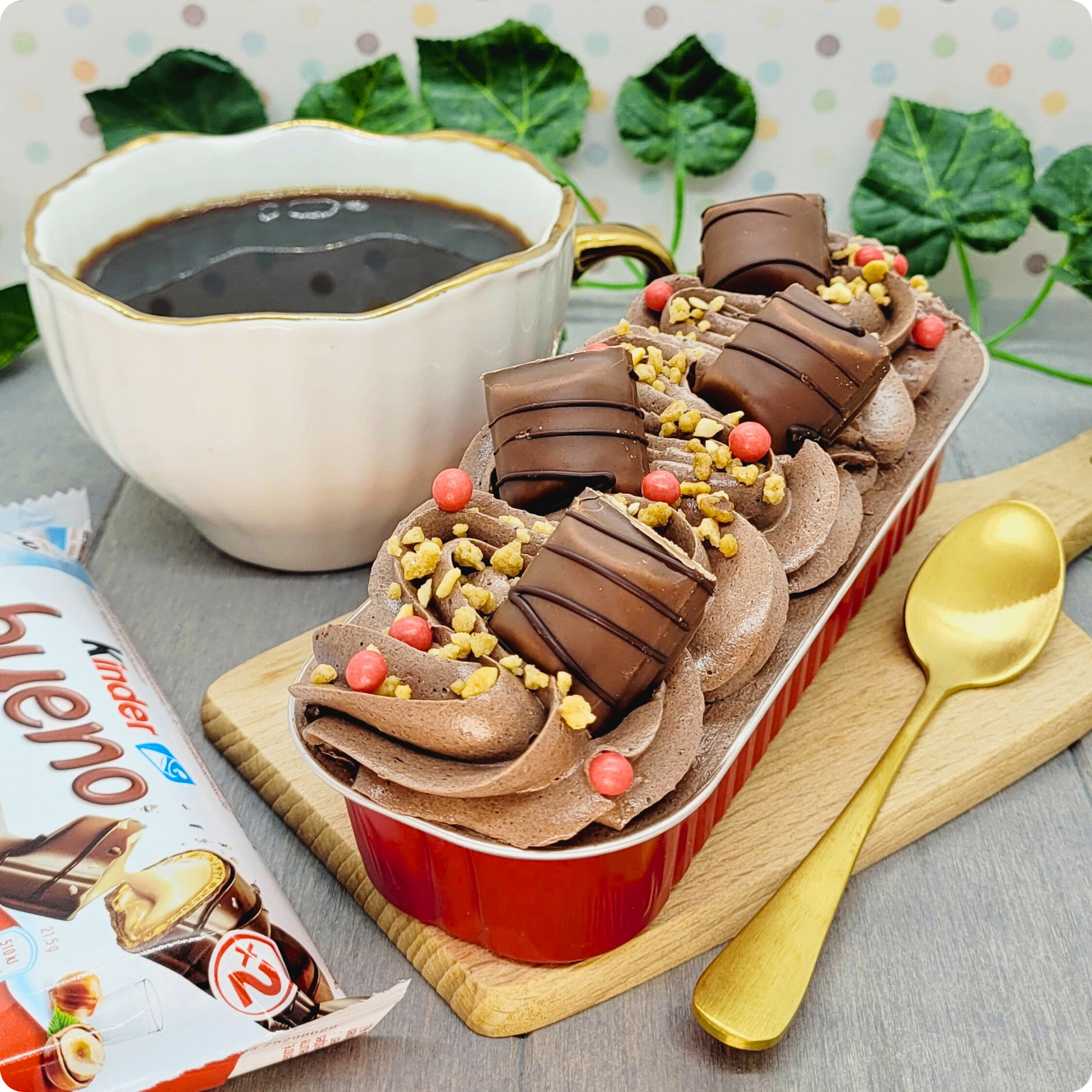 Binnenkant van de Kinder Bueno Mini Cake met een heerlijke laag hazelnootcrème en luchtige vanillecake.
