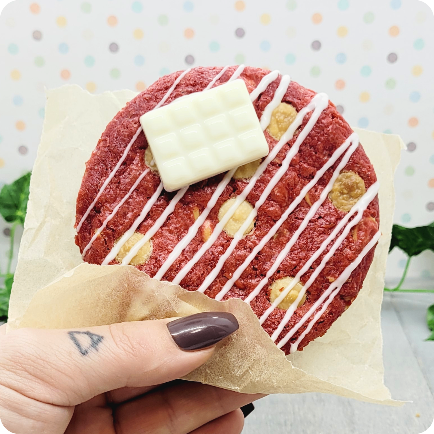 Luxe Red Velvet Cookies met een smeuïge textuur en witte chocoladestukjes. Perfect als cadeau of traktatie. Bestel nu!