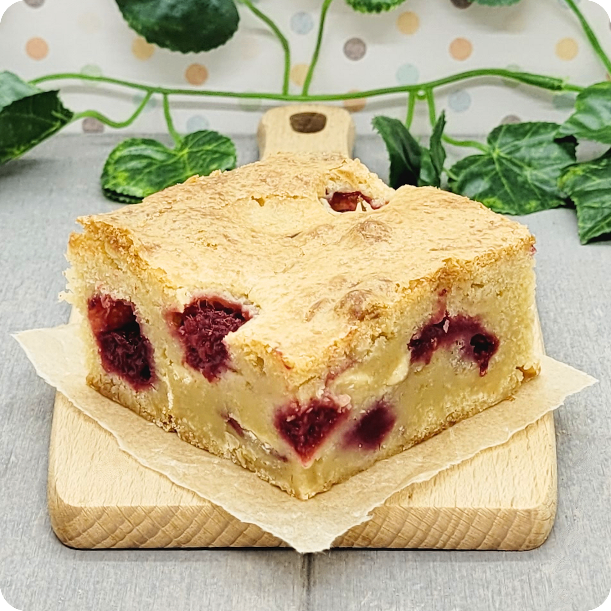 Close-up van een Raspberry & White Chocolate Blondie met verse frambozen en romige witte chocolade. Bestel nu!