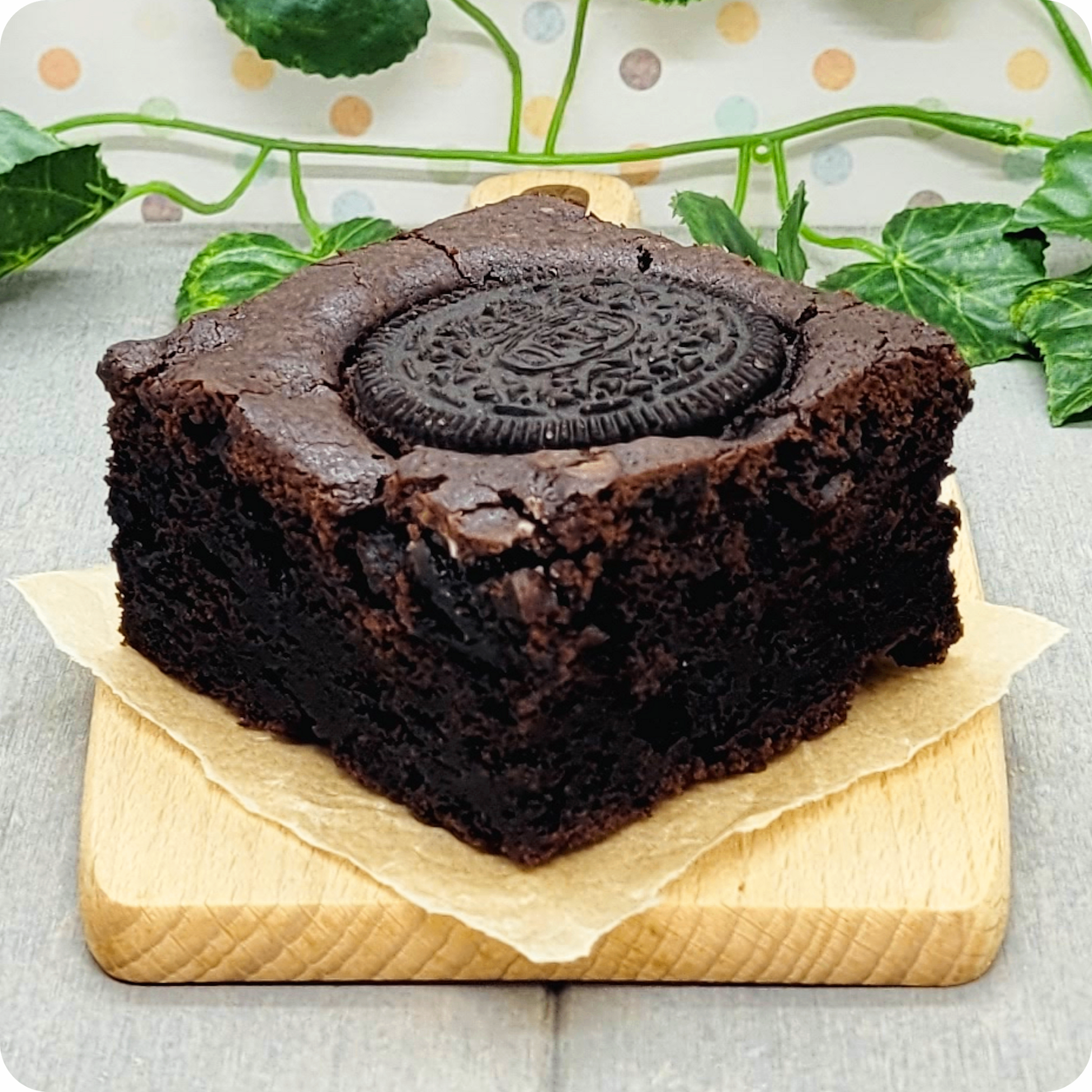 Close-up van een Vegan Oreo Brownie met rijke chocolade en knapperige Oreo topping. Bestel nu!