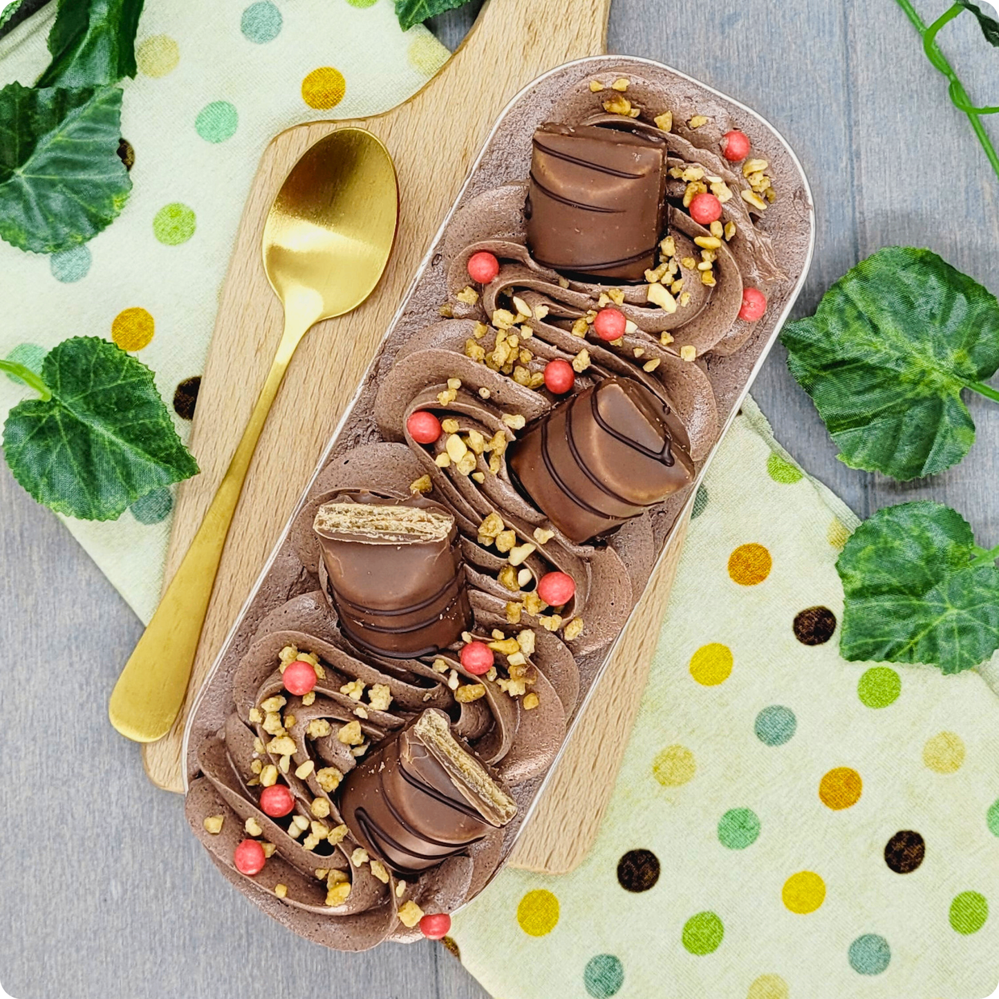 Kinder Bueno Mini Cake met knapperige hazelnoten en chocolade buttercream, perfect voor elke gelegenheid.