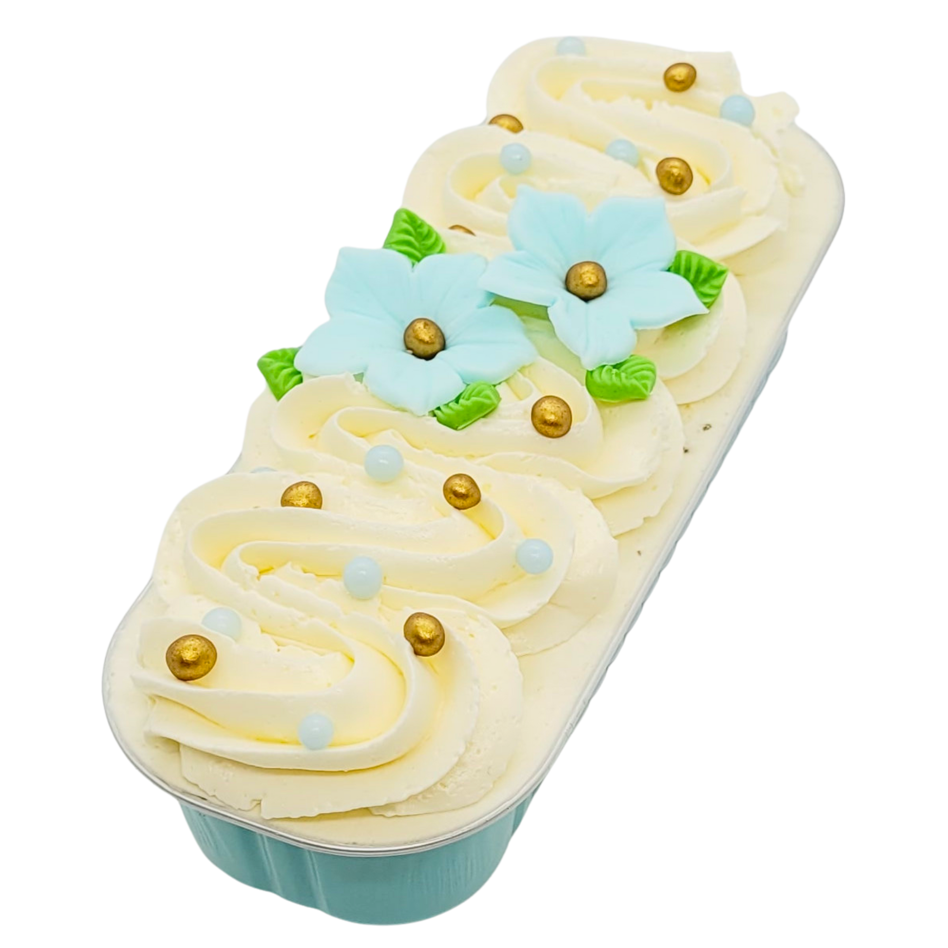 Mini cake van Belgische chocolade met mango vulling, kokoscrème en blauwe fondant bloemen.