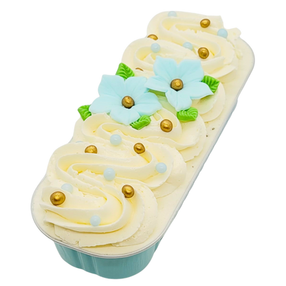 Mini cake van Belgische chocolade met mango vulling, kokoscrème en blauwe fondant bloemen.