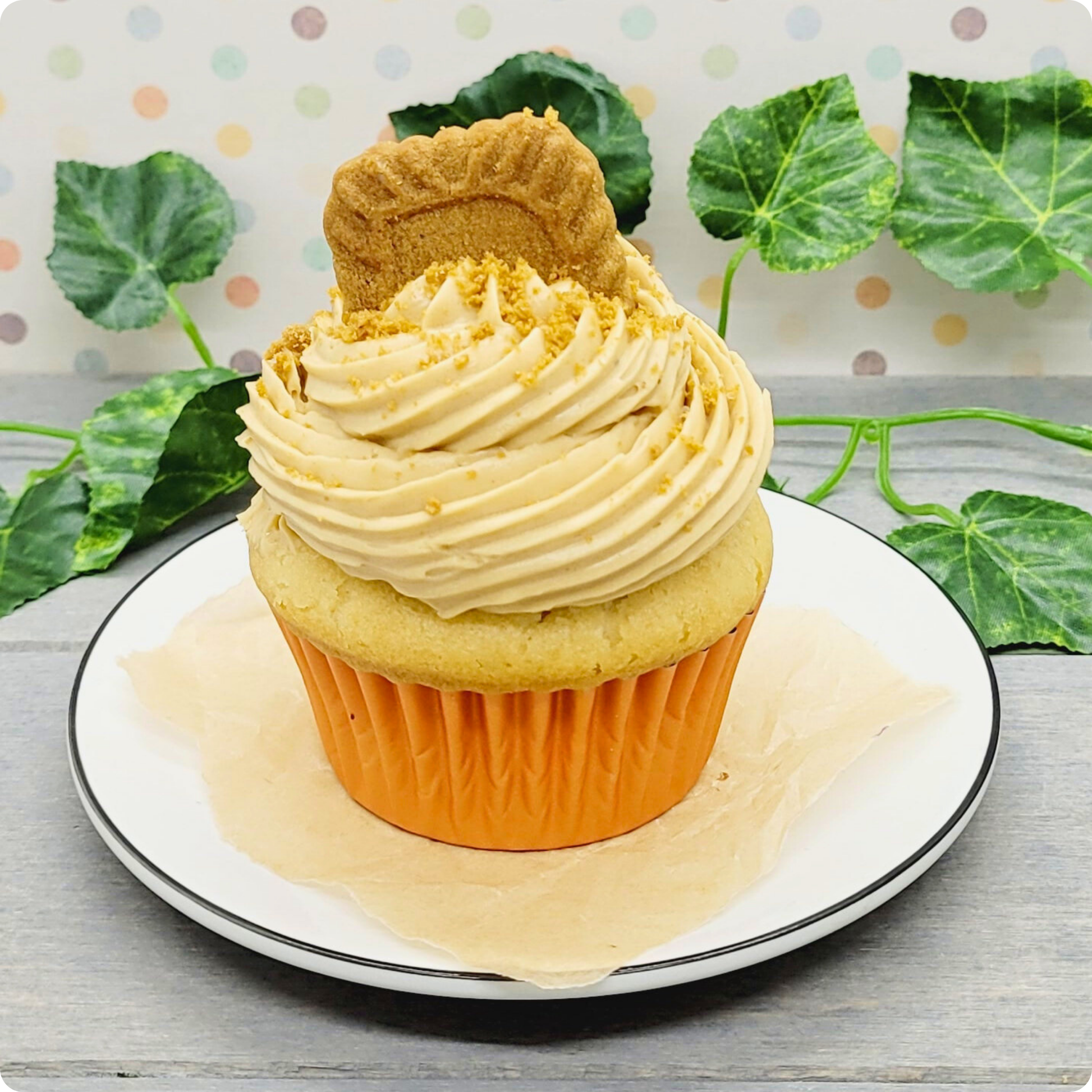 Close-up van Vegan Lotus Biscoff Cupcake met luchtige botercrème en knapperig Lotus koekje.