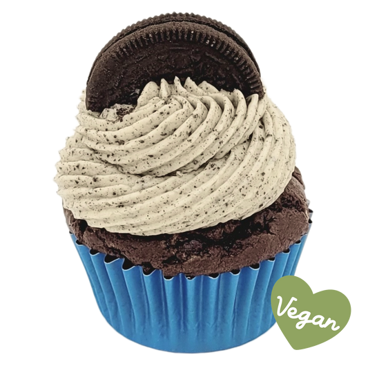 Vegan chocoladecupcake met Oreo botercrème en een hele Oreo als topping