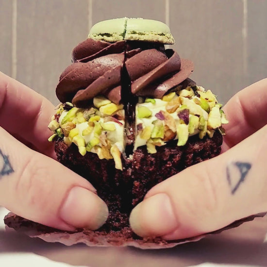 Video van een Dubai Cupcake die wordt doorgesneden, met zichtbare pistachevulling en krokante kadayif.